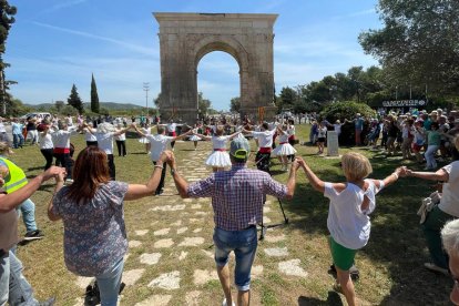 Més de dos-cents sardanistes ballen encerclant l'Arc de Berà