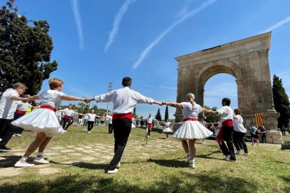 Més de dos-cents sardanistes ballen encerclant l'Arc de Berà