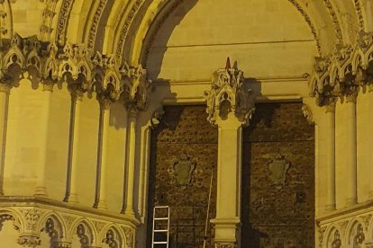 Cuenca: Retiran un cono de tráfico de la fachada de la Catedral