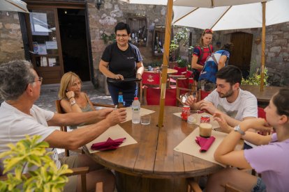 Els negocis al voltant del Siurana acusen la manca d'aigua al pantà