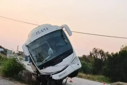 Un autobús se encalla en el arcén de la N-340 en la entrada de la Canonja
