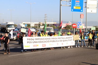 Unes 50 persones tallen la T-11 a les Gavarres en la jornada de vaga parcial de l'educació