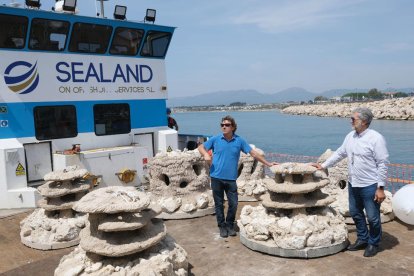 Els primers biòtops per protegir la reserva marina de Cambrils ja són sota l'aigua