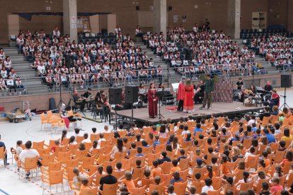 L'alumnat de vuit escoles de Cambrils interpreta «La llegenda de la Princesa i Sant Jordi»