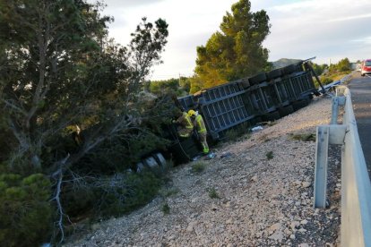 Un camió bolca pel fort vent a l'AP-7 a Vandellòs i l'Hospitalet de l'Infant