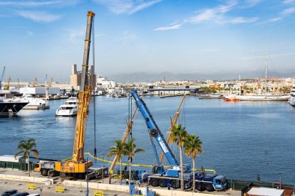 Continuen les tasques de reflotament del veler Eleonora enfonsat a la Marina Tarraco