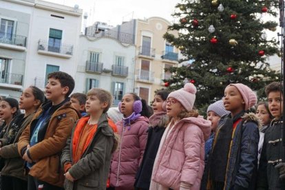 Més de 1.200 alumnes de Reus s'uneixen a la Mercadal per cantar la Gran Nadala 2022