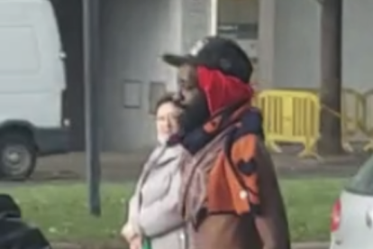 Un home es passeja nu davant dels Jutjats de Reus