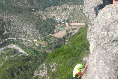 Els bombers rescaten un escalador ferit a Aldover