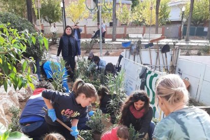 Veïns de Sant Pere i Sant Pau pinten les escales de la plaça Europa per fer el barri «més alegre»