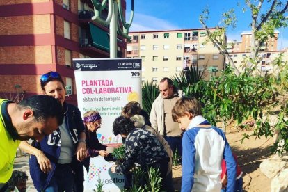 Veïns de Sant Pere i Sant Pau pinten les escales de la plaça Europa per fer el barri «més alegre»
