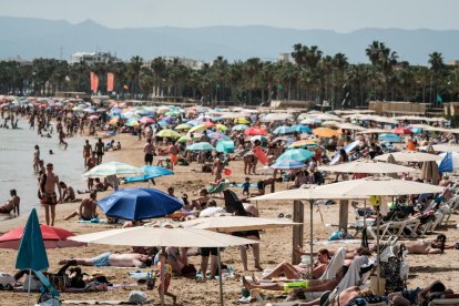Les altes temperatures omplen de banyistes la Costa Daurada