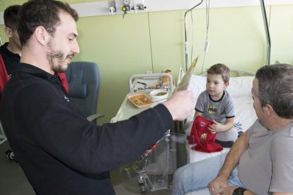 Els jugadors del Reus Deportiu d'Hoquei visiten els nens ingressats al Sant Joan