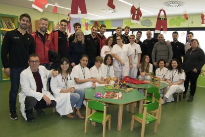 Els jugadors del Reus Deportiu d'Hoquei visiten els nens ingressats al Sant Joan
