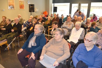 El Dia Mundial de la Poesia omple de versos la Residència Vila-seca