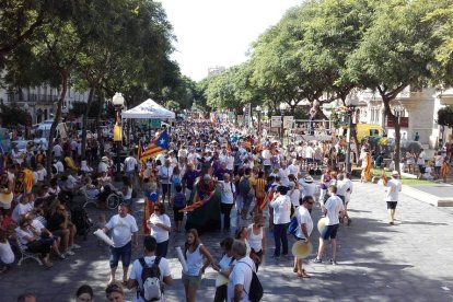 La Rambla Nova es comença a omplir d'estalades