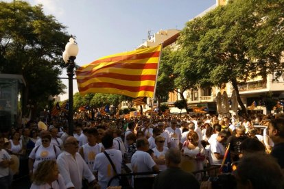 La Rambla Nova es comença a omplir d'estelades