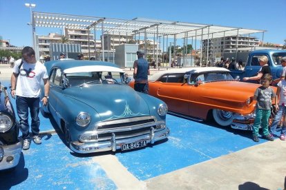 Motos i cotxes d'estètica rockabilly, al 'Riverside' de Calafell