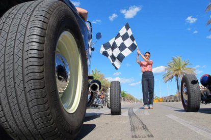 Motos i cotxes d'estètica rockabilly, al 'Riverside' de Calafell