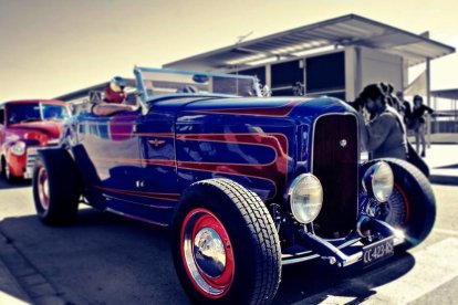 Motos i cotxes d'estètica rockabilly, al 'Riverside' de Calafell