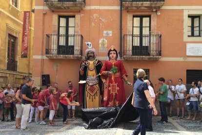 Los Gegants Vells i del Cós del Bou ya lucen los nuevos vestidos|trajes
