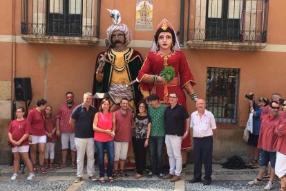 Los Gegants Vells i del Cós del Bou ya lucen los nuevos vestidos