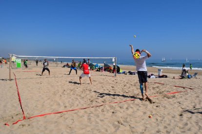 El tennis platja inunda Torredembarra