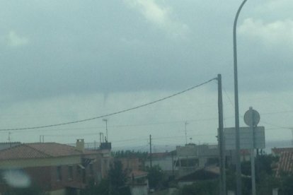 Una tromba marina es forma a la costa de Roda de Berà