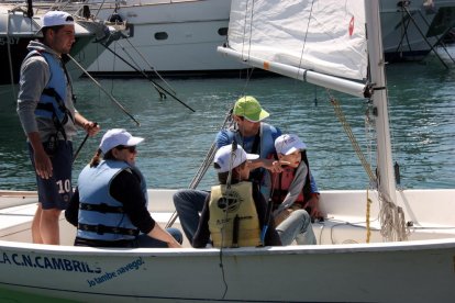 El Magí, un nen d'11 anys amb discapacitat física severa, provant per primer cop la vela adaptada a la Fira Marítima de Cambrils, el 16 de maig de 2016