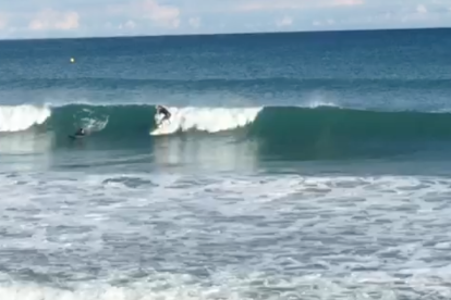 Els surfistes envaeixen la platja de la Comandància de Tarragona