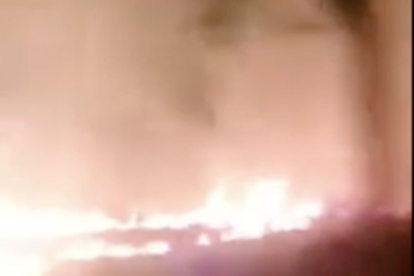 Aparatós incendi al costat del Camp de futbol de Campclar