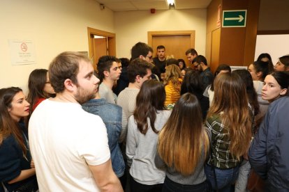 Familia y Amigos de Sara Lozano piden justicia delante de la Audiencia de Tarragona