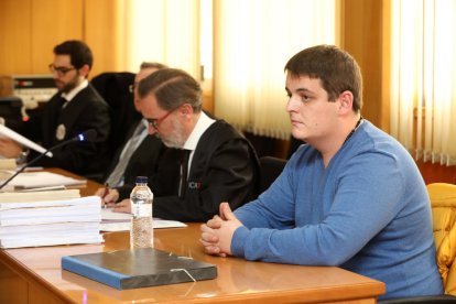 Familia y Amigos de Sara Lozano piden justicia delante de la Audiencia de Tarragona