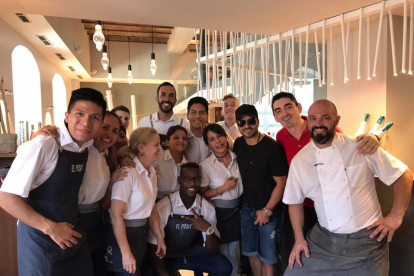 Luis Fonsi prova la gastronomia del Serrallo