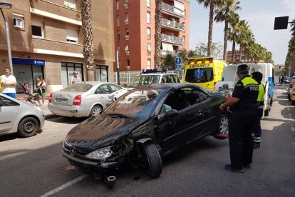 Un vehicle s'estavella a Salou i els ocupants deixen sol al conductor