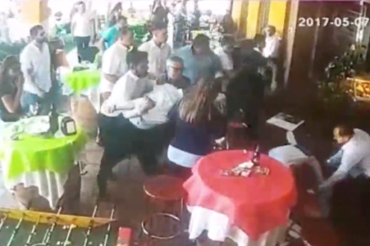 Surt a la llum el vídeo d'una baralla entre clients i treballadors d'un restaurant
