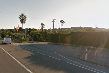 Un camión vuelca en la rotonda de Coma-ruga del Vendrell