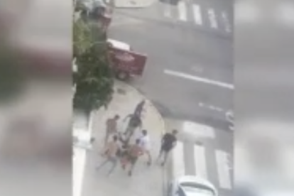 Mil euros de multa a set joves que van propinar una brutal pallissa a un altre a Gandia