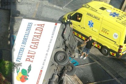 Camió accidentat a la Baixada Misericòrdia.