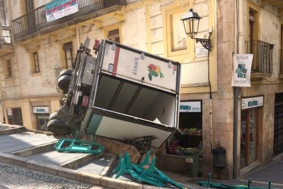 Camió accidentat a la Baixada Misericòrdia.