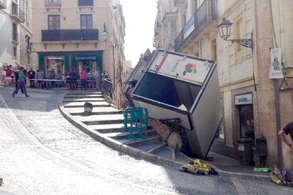 Un camió bolca a la baixada Misericòrdia i cau al carrer del Trinquet Vell