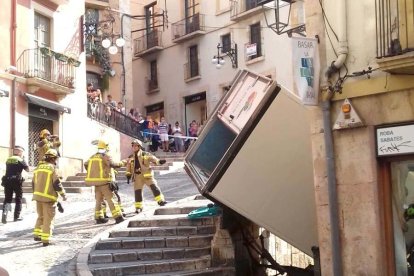 Un camió bolca a la baixada Misericòrdia i cau al carrer del Trinquet Vell
