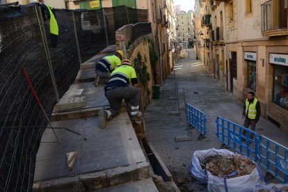 Es comença a reconstruir la barana de la Baixada Misericòrdia