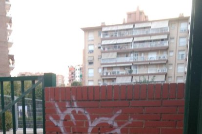 Tres escuelas de Tarragona sufren pintadas y destrozos de mobiliario