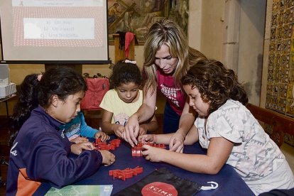 Los escaparates del comercio de Valls se llenan de motivos castellers
