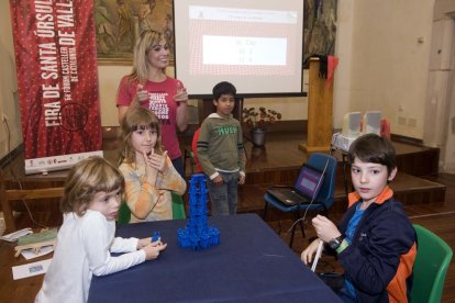 Los escaparates del comercio de Valls se llenan de motivos castellers