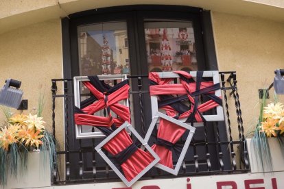 Los escaparates del comercio de Valls se llenan de motivos castellers