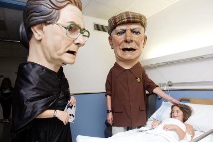 Els Nanos reparteixen somriures als infants del Joan XXIII