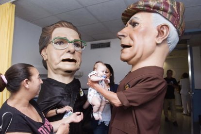 Els Nanos reparteixen somriures als infants del Joan XXIII