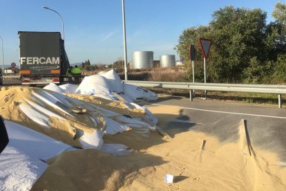 Un camió perd la càrrega en una rotonda a Vila-rodona